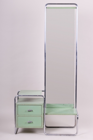 1704 Toilette with mirror