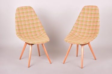 1587 Pair of chairs