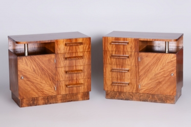 2736 A pair of chests of drawers