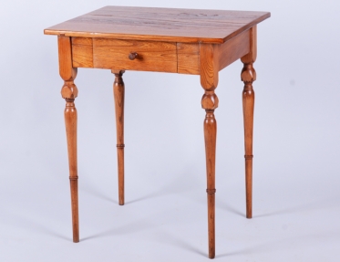 4024 P11 - Stolek klasicistní