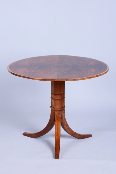 4073 P11 - Kulatý stůl