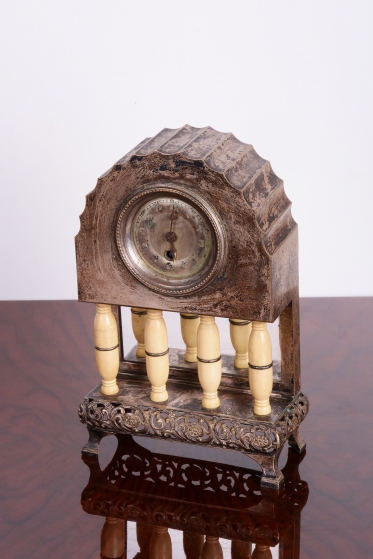 4389 H1/H-220 - Stolní portálové hodiny