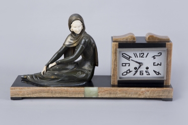 854 Fireplace clock with sculpture